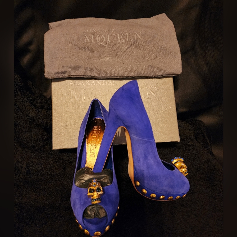 Beautiful Alexander Mcqueen skull heels size 36 euro. In this gorgeous blue.